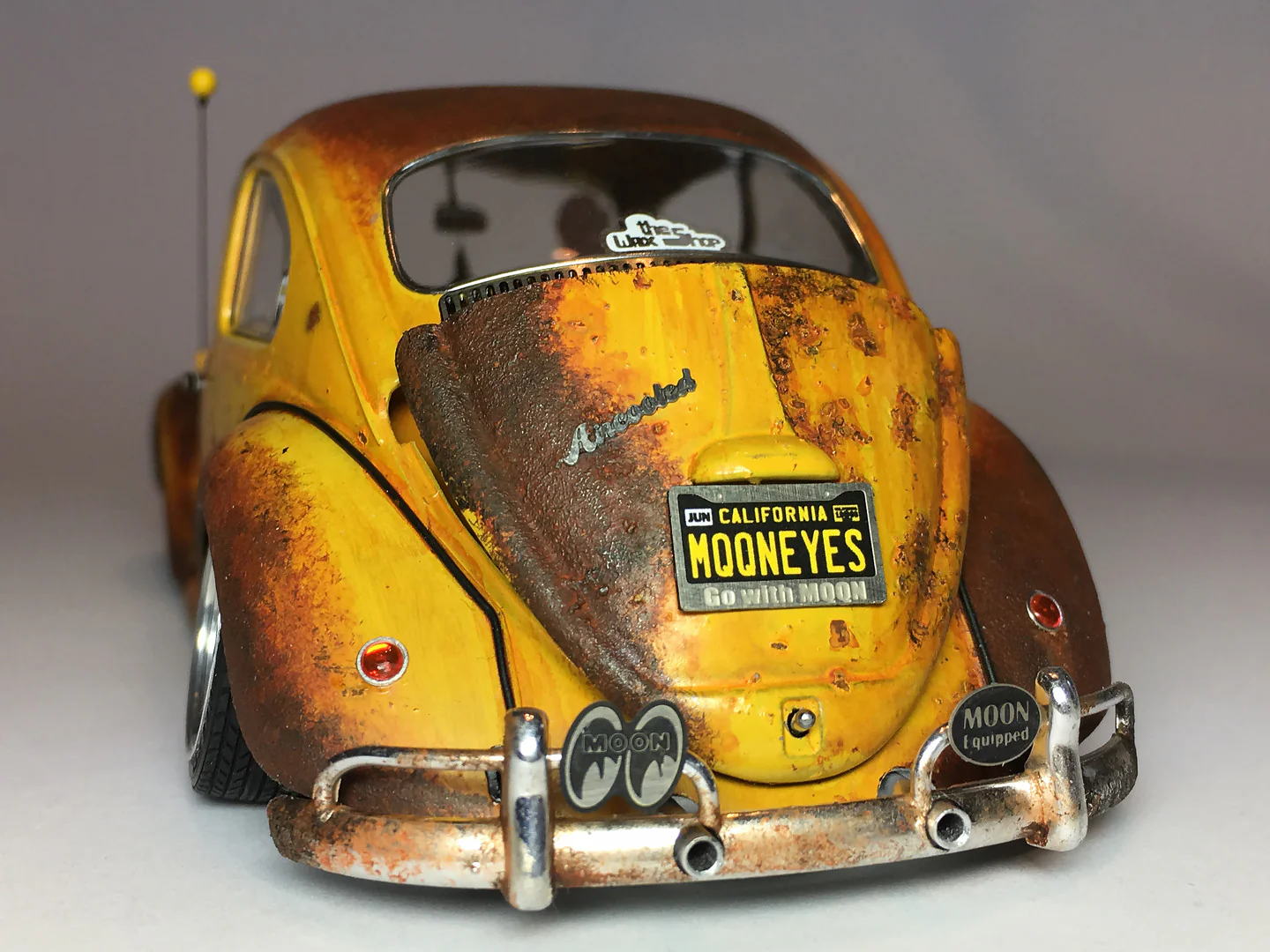 Highlight Model Studio HME-054, MOONEYES bumper embles - Image 3